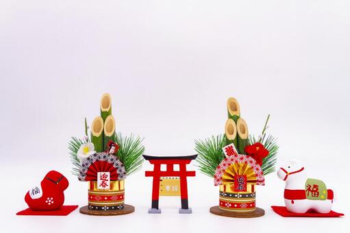 午年の置物と鳥居、門松の初詣イメージ 初詣,お正月,新年の写真素材