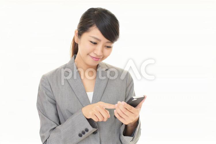 スマートフォンを持って操作する女性 女性,スマホ,スマートフォンの写真素材