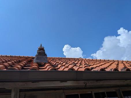沖縄の青い空と赤瓦 沖縄の青い空と赤瓦 沖縄,青空,赤瓦の写真素材