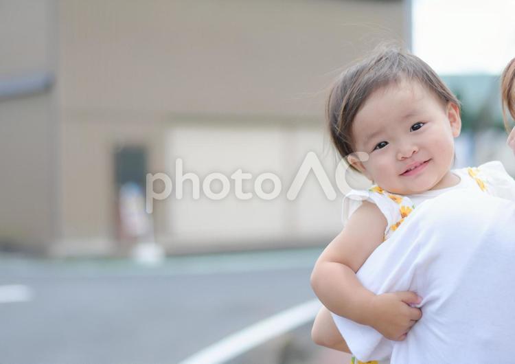 ママに抱っこをされる赤ちゃん 抱っこ,赤ちゃん,ママの写真素材