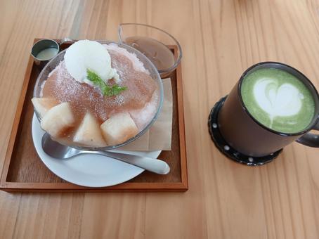バニラアイス×桃かき氷、抹茶ラテ バニラアイス×桃かき氷、抹茶ラテ バニラアイス,かき氷,桃の写真素材
