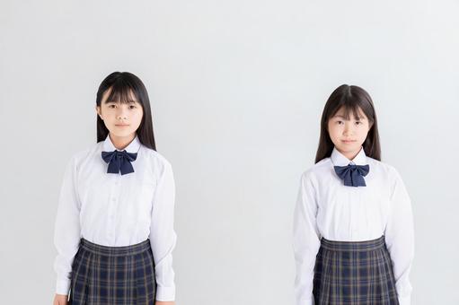 まっすぐ前を見る小学生 まっすぐ前を見る小学生 制服,白背景,カメラ目線の写真素材