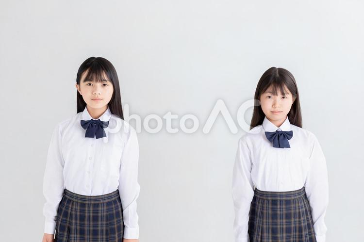 まっすぐ前を見る小学生 制服,白背景,カメラ目線の写真素材