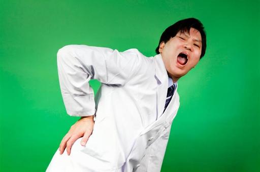 腰を痛めた白衣の男性 腰を痛めた白衣の男性 男性,白衣,腰痛の写真素材