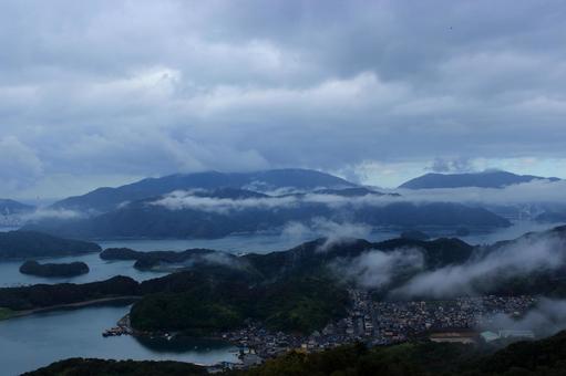 五老ヶ岳公園から見た京都府舞鶴湾の雲海 五老ヶ岳公園から見た京都府舞鶴湾の雲海 雲海,舞鶴湾,京都府の写真素材