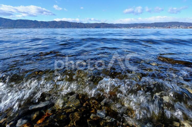 風波の押し寄せる諏訪湖の湖岸 冬,澄み切った,クリアなの写真素材