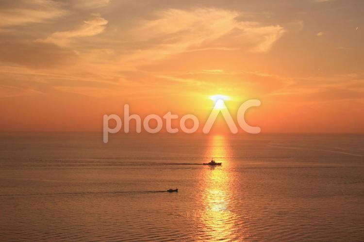 夕空と船 夕空と船 夕方,空,そらの写真素材