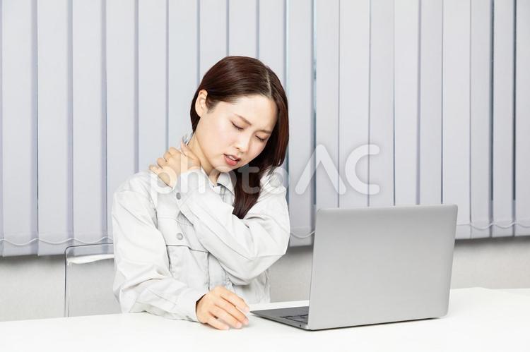 肩の痛みで悩む作業着のアジア人女性01 女性,肩,作業着の写真素材