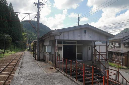 富山地方鉄道立山線、本宮駅、ホーム 富山地方鉄道,富山地鉄,地鉄の写真素材