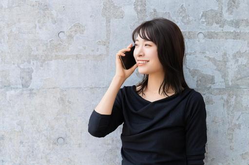 スマホで話す女性・ビジネスウーマン スマホで話す女性・ビジネスウーマン 女性,スマホ,スマートフォンの写真素材