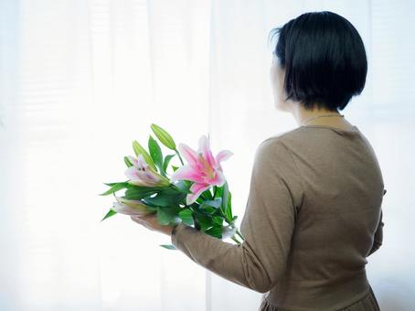 36:ゆりの花を静かに見つめる女性 36:ゆりの花を静かに見つめる女性 花,ゆり,丁寧な暮らしの写真素材