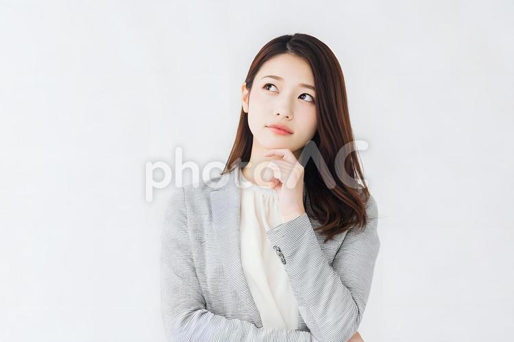ビジネスシーンの考え込む女性。白背景 考え込む,日本人,女性の写真素材