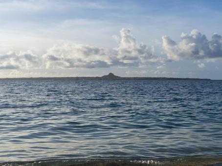 浜辺越しに伊江島を遠望する 浜辺越しに伊江島を遠望する 伊江島,海,瀬底ビーチの写真素材