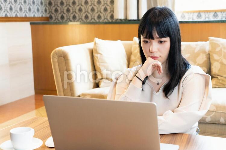 パソコンの前で考える女性　テレワーク　在宅勤務 女性,テレワーク,リモートワークの写真素材