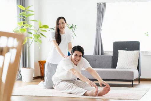 リビングでフィットネスをするミドルの夫婦 フィットネス,エクササイズ,夫婦の写真素材