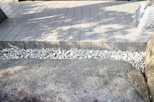 木漏れ日が注ぐ玄関前の敷石と玉砂利 木漏れ日が注ぐ玄関前の敷石と玉砂利 玄関,玉砂利,敷石の写真素材
