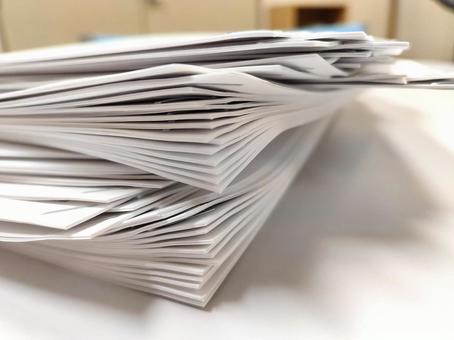 会社　印刷したて　書類　 オフィス,ワークスペース,デスクの写真素材