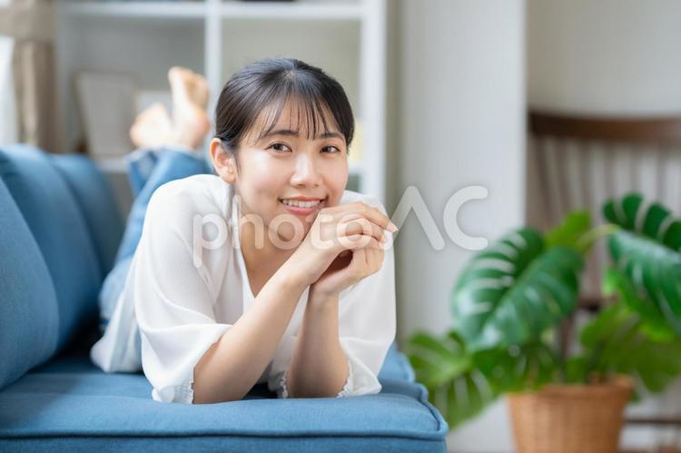 ソファでくつろぐ大学生の女性 女性,大学生,ライフスタイルの写真素材