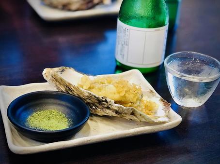 牡蠣の天ぷらと冷酒 牡蠣の天ぷらと冷酒 カキ,牡蠣,新鮮の写真素材