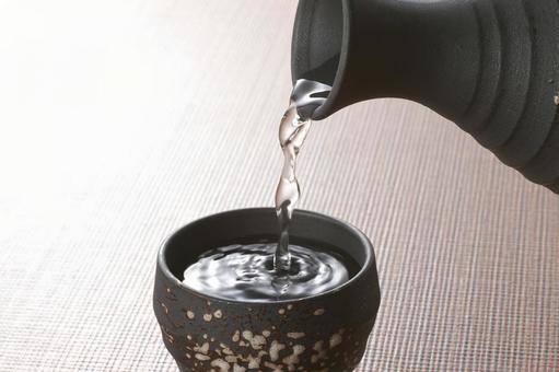 お猪口に注がれる日本酒 お猪口に注がれる日本酒 お酒,おちょこ,注ぐの写真素材