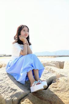 防波堤で遠くを眺める女性 女性,海,夏の写真素材