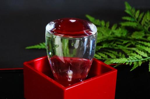 満杯の冷や酒 満杯の冷や酒の写真