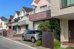 落ち着いた色合いの家が並ぶ郊外の住宅街 家,戸建て,住宅の写真素材