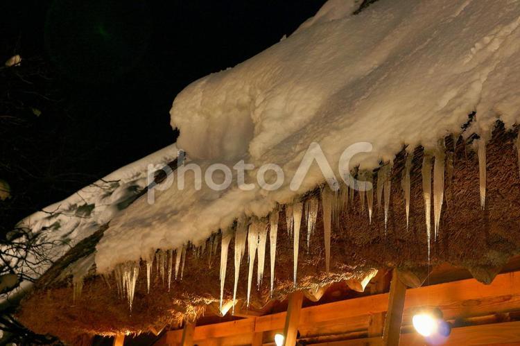 世界遺産白川郷　合掌造に積もる雪とつらら 合掌造り,ライトアップ,世界遺産の写真素材