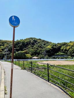 田舎道と錆びた標識　縦ver. 歩行者専用,歩道,普通自転車の写真素材