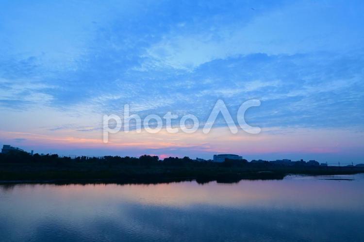 早朝の多摩川河川敷から観た風景１ 早朝,夜明け,風景の写真素材