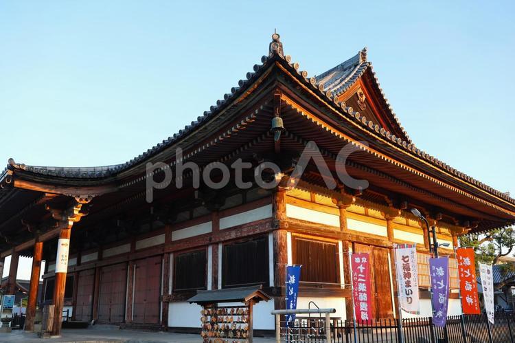 ７月中旬の早朝の京都東寺の伽藍 背景,伽藍,建物の写真素材