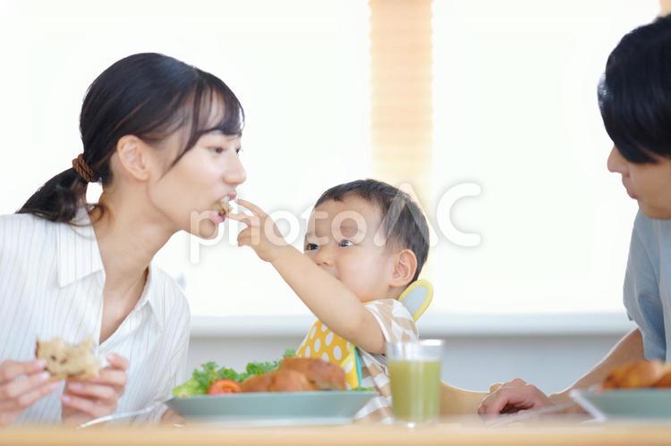 子供に食べさせてもらう母 親子,食事,食べさせるの写真素材