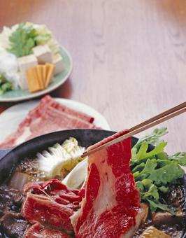 すき焼き すき焼き すき焼き,鉄鍋,牛肉の写真素材