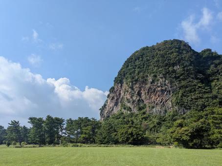 休暇村指宿・多目的広場から見た魚見岳 休暇村指宿・多目的広場から見た魚見岳の写真