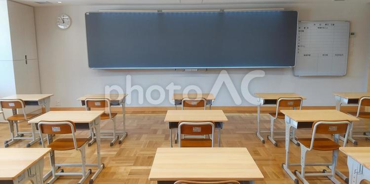 学校の机と黒板とホワイトボード 机,教室,学習机の写真素材
