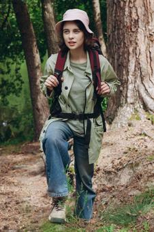 森の中でリュックを背負った女性の写真