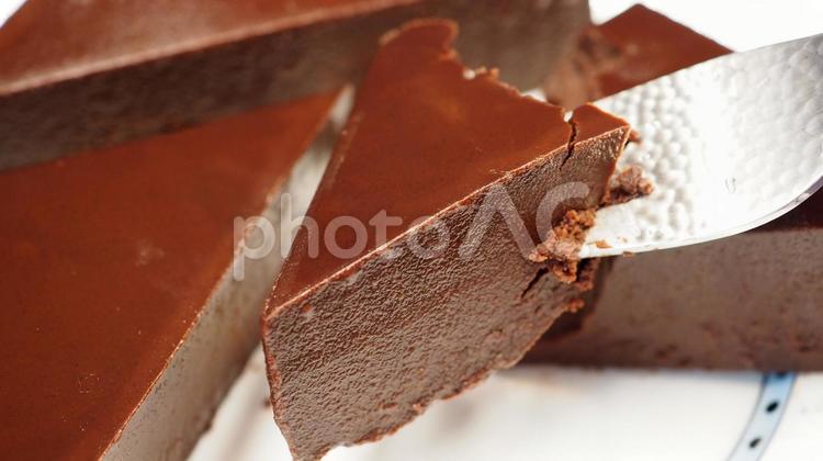 ガトーショコラ・おやつ（食べるシーン） ガトーショコラ,チョコケーキ,チョコレートの写真素材