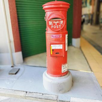 商店街のクラシカルな郵便ポスト 商店街のクラシカルな郵便ポストの写真