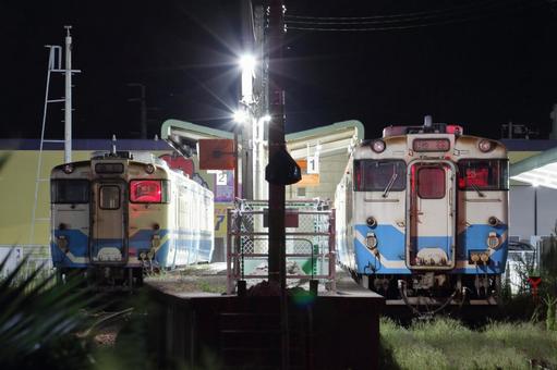鳴門駅に夜間留置されるキハ47型 鳴門駅に夜間留置されるキハ47型 jr,jr四国,高徳線の写真素材