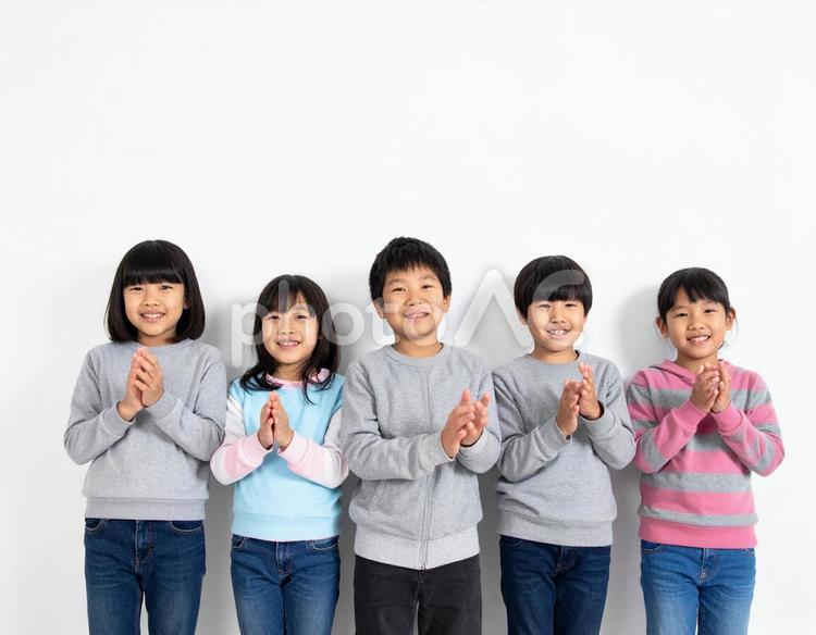 拍手をする子供たち 子供,拍手,手拍子の写真素材
