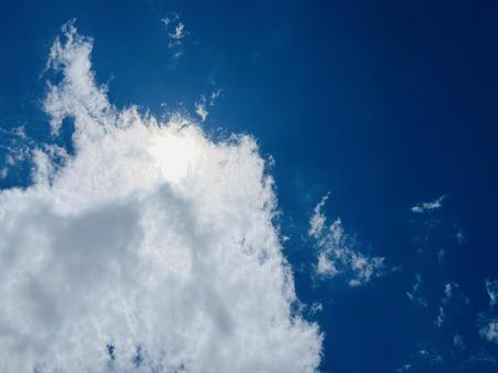深い青空に浮かぶ白い雲 深い青空に浮かぶ白い雲の写真