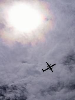 太陽を背に飛ぶプロペラ機 太陽を背に飛ぶプロペラ機の写真