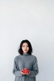 プレゼントを持つ女性 クリスマス プレゼントを持つ女性 クリスマスの写真