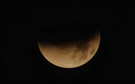 夜の皆既月食の始まり2 夜の皆既月食の始まり2の写真