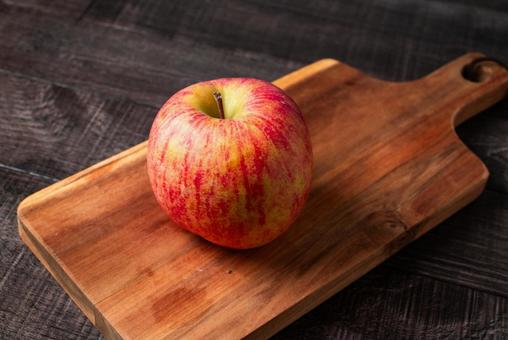 カッティングボードの1つのリンゴ りんご,林檎,フルーツの写真素材