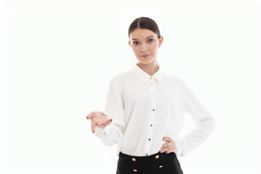 片手を腰に当てポーズするカメラ目線の女性 片手を腰に当てポーズするカメラ目線の女性 女性,微笑む,笑顔の写真素材