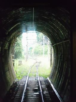 電車のトンネル出口 電車のトンネル出口 トンネル,出口,鉄道の写真素材