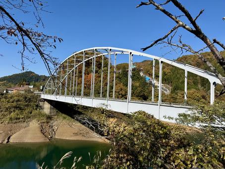 秋の九頭竜川上流　昼間　紅葉の山間 山,秋,紅葉の写真素材