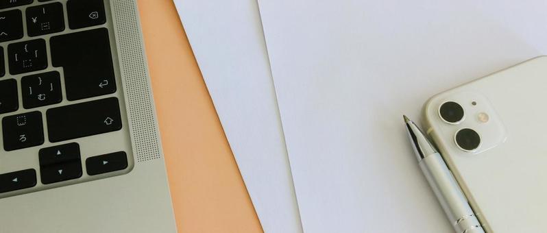 ビジネス 白紙とパソコン 書類の作成 ビジネス 白紙とパソコン 書類の作成 ビジネスイメージ,書類作成,コピースペースの写真素材