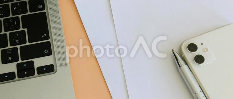 ビジネス　白紙とパソコン　書類の作成 ビジネスイメージ,書類作成,コピースペースの写真素材